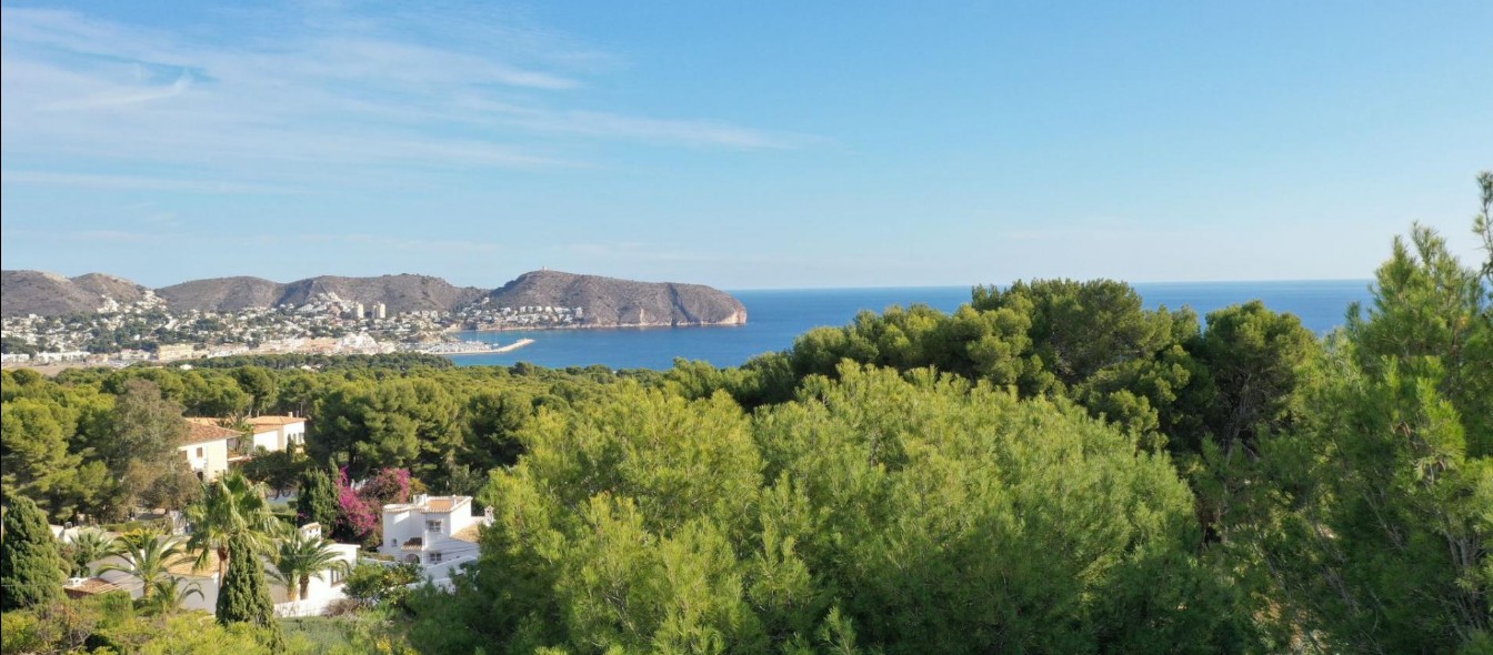 Heuvelachtige woonligging achter de Costa Blanca, voor een rustigere, minder kustgebonden zoektocht
